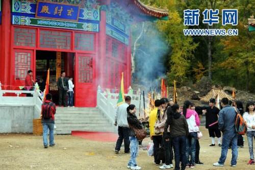 众多游客在香炉山风景区一处道观上香。新华社记者 王松 摄 众多游客在香炉山风景区一处道观上香。新华社记者 王松 摄