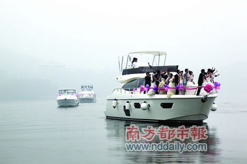 太极湖的水上集体婚礼。 太极湖的水上集体婚礼。