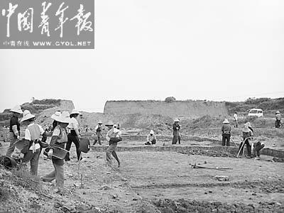龙首关城墙被挖了一个大缺口,文物部门正在进行抢救性发掘 龙首关城墙被挖了一个大缺口,文物部门正在进行抢救性发掘