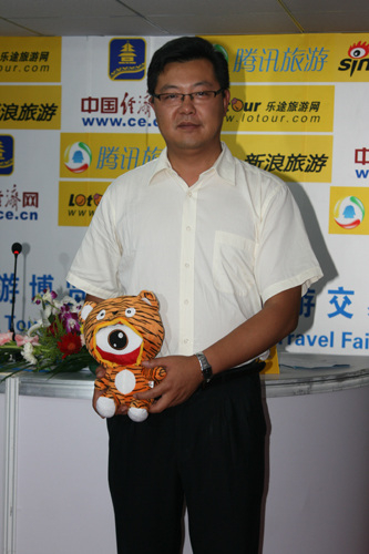 青岛市旅游局市场开发处刘世勇手持小浪 青岛市旅游局市场开发处刘世勇手持小浪