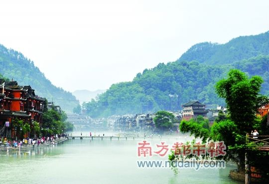 薄雾中的凤凰古城。 薄雾中的凤凰古城。