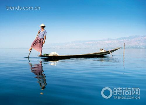 茵莱湖上的渔人都是用右腿来划桨,独特的方式成为茵莱湖的一景。