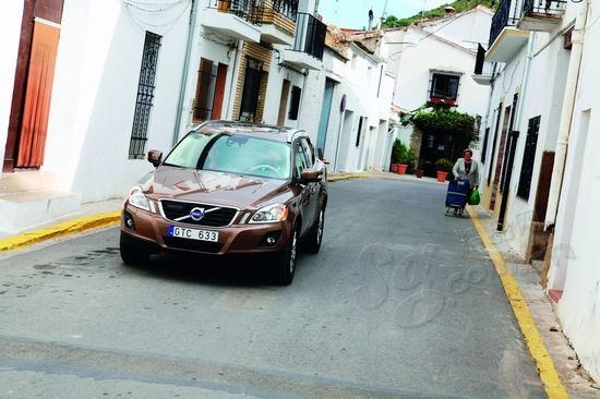 车轮在城市小巷里慢慢行驶 车轮在城市小巷里慢慢行驶