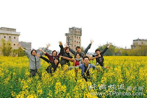 自力村环境优美,更有金黄的油菜花田(黄惠红摄) 自力村环境优美,更有金黄的油菜花田(黄惠红摄)
