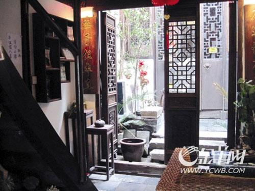 店虽小,有容乃大。弹丸之地竟有个花园。