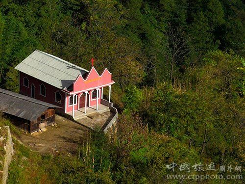 在神的召唤下独龙族村民们在山坳里盖起了崭新的教堂 谢光辉摄 在神的召唤下独龙族村民们在山坳里盖起了崭新的教堂 谢光辉摄