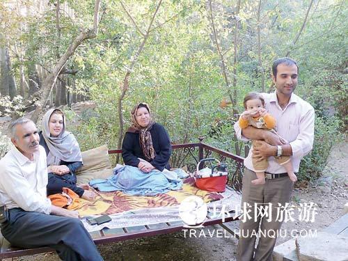 一户伊朗家庭在公园聚会(刘扬摄) 一户伊朗家庭在公园聚会(刘扬摄)