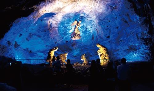 地下盐矿教堂果然震撼人心,墙壁、天花板、地板都是盐矿石,闪闪发亮。我没带三脚架,所以这些照片是将照相机搁在地上拍的,好在D3相机高感光,总算拍出了夜景效果。.jpg 地下盐矿教堂果然震撼人心,墙壁、天花板、地板都是盐矿石,闪闪发亮。我没带三脚架,所以这些照片是将照相机搁在地上拍的,好在D3相机高感光,总算拍出了夜景效果。.jpg