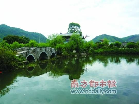 宣星古村村前是一个硕大的池塘,池水清澈,进入村落需跨过一座三眼桥,当地人雅称其为“情人桥”。 宣星古村村前是一个硕大的池塘,池水清澈,进入村落需跨过一座三眼桥,当地人雅称其为“情人桥”。