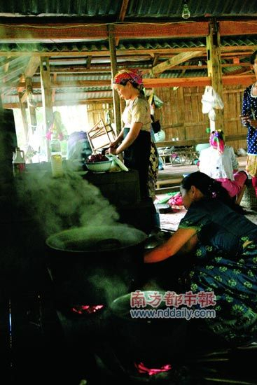 曼旦傣族妇女正在烧火做饭。 曼旦傣族妇女正在烧火做饭。