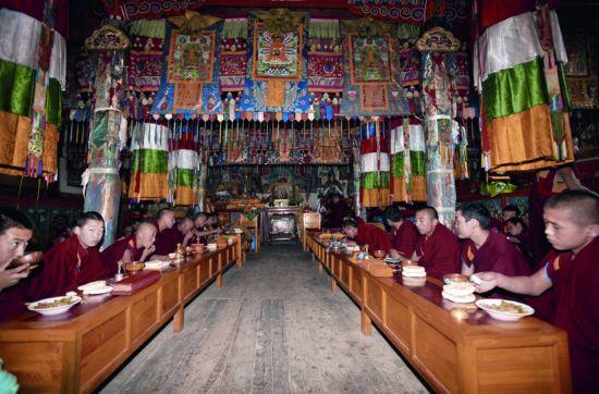 寺院的喇嘛们往往一大早就要起来在经堂诵经 寺院的沙弥们往往一大早就要起来在经堂诵经,在一段诵经之后他们会喝些酥油茶吃些酥油饼稍事休息。