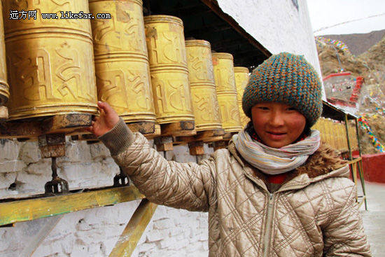 转动经筒的女孩 摄影:鸿嘎鲁 转动经筒的女孩 摄影:鸿嘎鲁