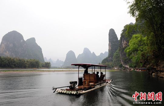 游客乘船在广西桂林市阳朔县境内的漓江上游览 游客乘船在广西桂林市阳朔县境内的漓江上游览