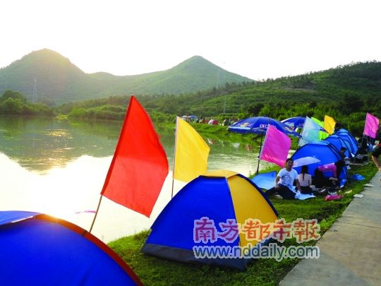 江华的“帐篷音乐节”吸引了许多外地游客 江华的“帐篷音乐节”吸引了许多外地游客