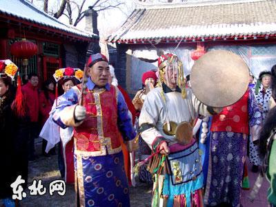 满族群众欢庆节日(图片来源:东北网) 满族群众欢庆节日(图片来源:东北网)
