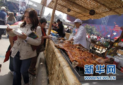 9月10日,人们在秘鲁首都利马举行的美食节上购买烤猪肉。9月10日,人们在秘鲁首都利马举行的美食节上购买烤猪肉。 9月10日,人们在秘鲁首都利马举行的美食节上购买烤猪肉。9月10日,人们在秘鲁首都利马举行的美食节上购买烤猪肉。