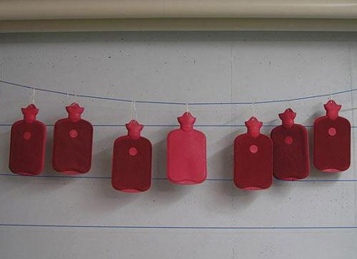 在地下室取暖费用很高,因此酒店提供暖水袋给住户,用来保暖