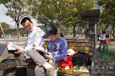 “漂流书亭”是一个开放式的图书馆(谢光辉摄) “漂流书亭”是一个开放式的图书馆(谢光辉摄)