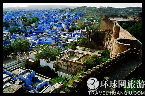 印度人对色彩的痴迷,导致了某种颜色在不经意中演变为一座城市的标志 印度人对色彩的痴迷,导致了某种颜色在不经意中演变为一座城市的标志