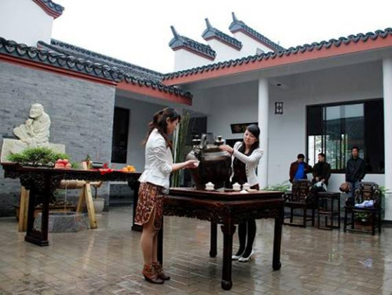 陆羽茶壶古为今用:信阳南湾湖茶岛的镇岛之宝——茶圣陆羽传给后人的铜壶 陆羽茶壶古为今用:信阳南湾湖茶岛的镇岛之宝——茶圣陆羽传给后人的铜壶