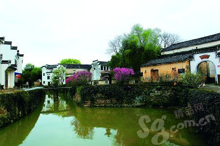 檀干溪蜿蜒于整个村落,溪上有石桥,溪边是典型的徽派建筑,既有江南水乡的灵气,又有徽州的秀美。 檀干溪蜿蜒于整个村落,溪上有石桥,溪边是典型的徽派建筑,既有江南水乡的灵气,又有徽州的秀美。