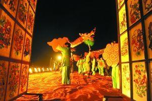 “打树花”表演开始前,还有热闹的演出