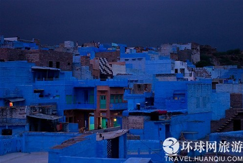 夜幕降临在这点蓝色的小城 夜幕降临在这点蓝色的小城