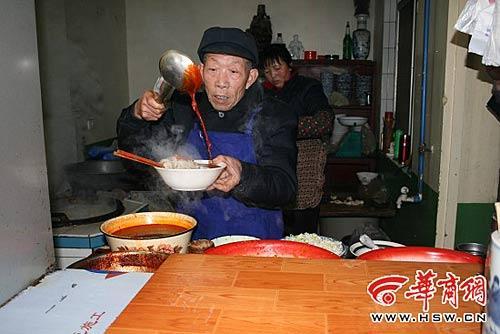 田茂林老人在做踅面