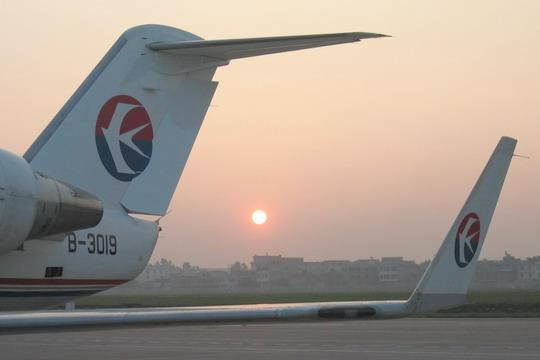 2005年9月3日,中国东方航空公司B-3019号庞巴迪CRJ-200型客机停在昆明巫家坝国际机场。民航资源网资料图片,摄影:民航资源网网友“机坪小飞侠”
