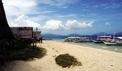 小旅馆外的海滩很美