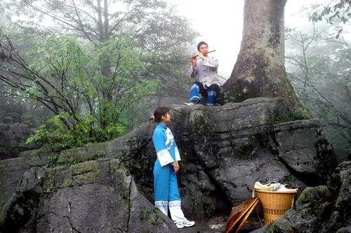 不知是细雨还是薄雾,在春日的朦胧中土家阿哥和阿妹用山歌倾诉衷肠