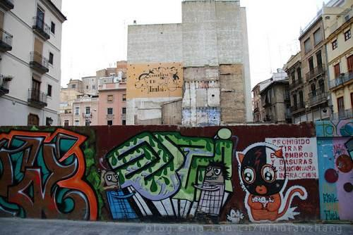 老城区的一面涂鸦墙,那只猫是合影的最佳背景。