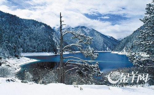 九寨沟冬季的长海,白雪皑皑
