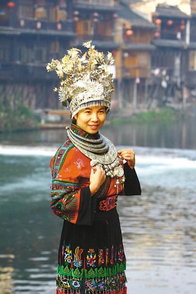 披锦戴银、亭亭玉立,苗家少女是凤凰的魂