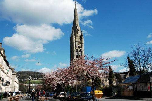 小教堂尖尖的塔顶,与春天的美丽相得益彰