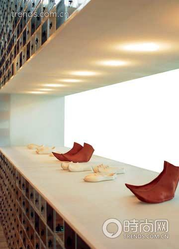 酒店大堂的装饰墙采用了中国传统的中药柜设计,同时巧妙地将入住登记台安放其中。