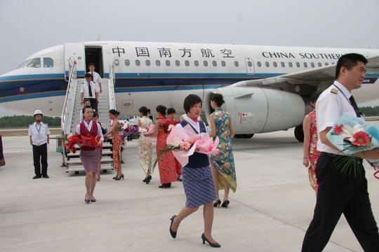 2009年5月29午13点,随着一架空中客车A319飞机稳稳降落在白山长白山机场,标志着南航吉林分公司长白山——北京航班顺利首航。图为欢迎首航航班机组人员