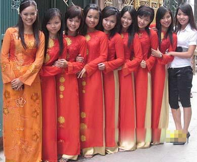 在越南,女人地位普遍不高。一个主要的原因是,男女比例失调。3:5或2:5。这就让男人很抢手。