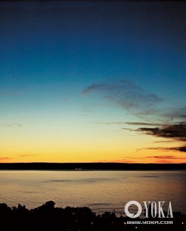 温暖的落日余晖染红了韦特恩湖上的天空,韦特恩湖位于斯德哥尔摩和哥德堡的中间。