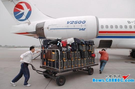 中国东方航空股份有限公司货运工人正在装运行李