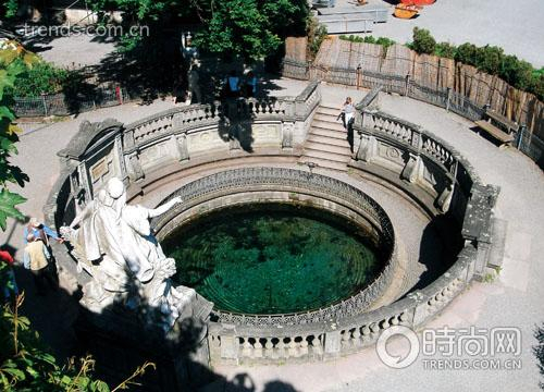 谁也想不到美丽多瑙河的源头是在这样的一个小镇上。