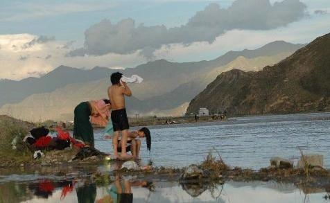 河边沐浴的藏民