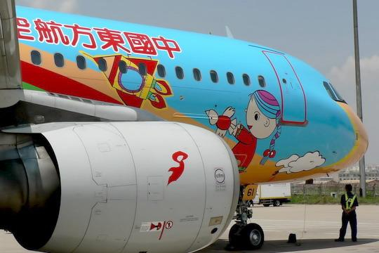 东航“红领巾梦想号”——B-6261号空中客车A320-214型客机的机头和喷涂红领巾标志的发动机,摄于2007年6月3日。民航资源网资料图片