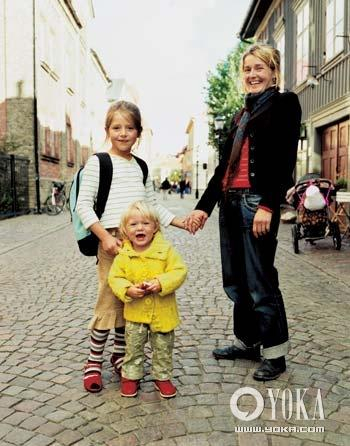 一个瑞典家庭在汉高——哥德堡一个历史区漫步。摄影师雷蒙德·派特里克说:“我喜欢他们一家的穿着,那是色彩和面料不拘一格的混搭。”