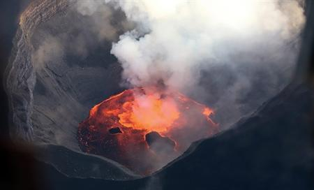 卡尔塔拉火山爆发,在火山口形成一片红云