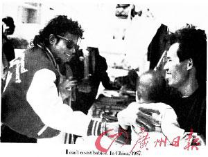 在自传中,迈克尔·杰克逊在图片下方表达了自己当时的感受:“在中国看到那些孩子的时候,我无法抗拒孩子对我的吸引。”