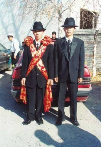 新郎身上批的两个大红绣球现在中国人早已不再戴了。