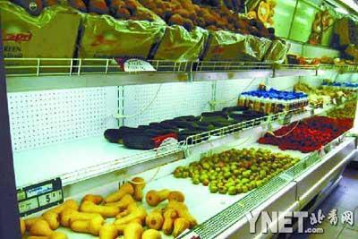 安哥拉“人民商店”超市的水果摊位 ■摄影/戴阿弟