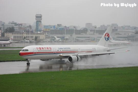 2007年7月25日,中国东方航空公司B-2569号波音767-3W0ER型客机在雨中降落昆明巫家坝国际机场。民航资源网资料图片,摄影:民航资源网网友“wqlqyb”