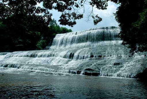 黄荆蟒童坝瀑布